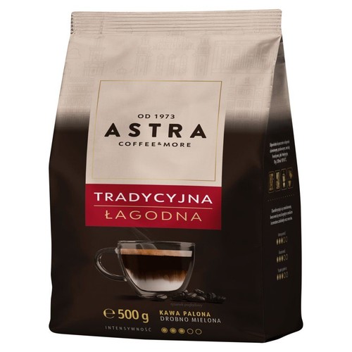 Kawa mielona Astra Tradycyjna Łagodna, 500 g. Brązowe opakowanie z grafiką filiżanki kawy i ziaren.
