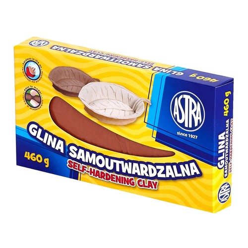 Opakowanie gliny samoutwardzalnej Astra, 460g. Na żółtym tle widoczna brązowa glina i dwie uformowane z niej liście.