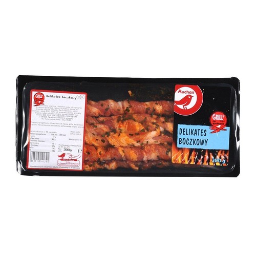 Auchan Grill Delikates Boczkowy, 300g, w czarnym opakowaniu. Surowe mięso wieprzowe w marynacie, gotowe do grillowania.