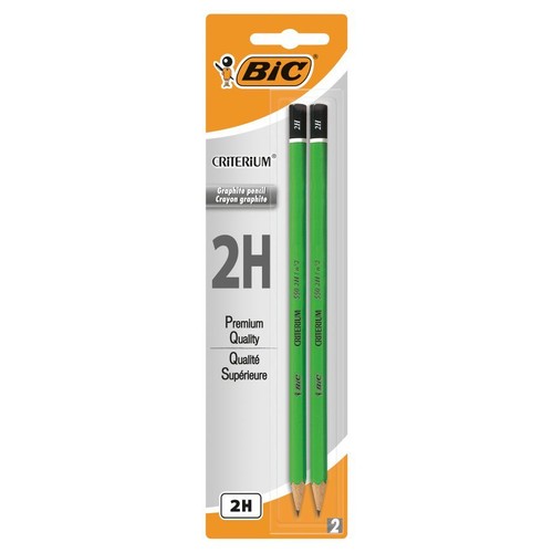 Dwa zielone ołówki grafitowe BIC CRITERIUM 2H w przezroczystym blistrze. Opakowanie ma pomarańczowo-szary design z logo BIC i napisem 'Premium Quality'. Ołówki są zaostrzone i gotowe do użycia.