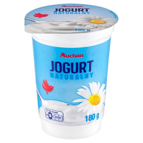 Jogurt naturalny Auchan w opakowaniu 180 g. Biały kubek z niebieską etykietą, na której widnieje grafika stokrotki.