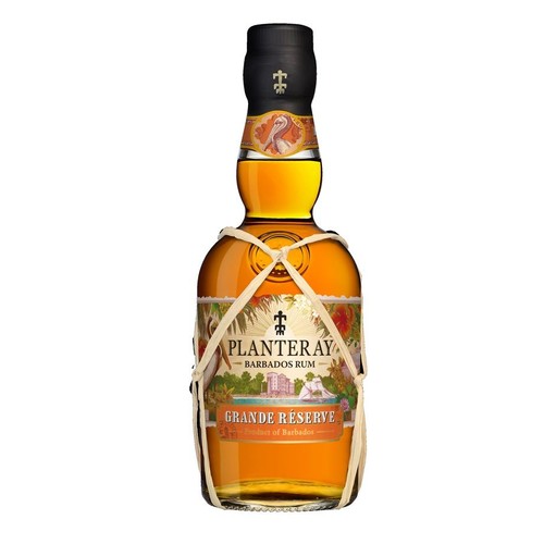 Rum Planteray Wielka Rezerwa, produkt z Barbadosu, w szklanej butelce. Etykieta przedstawia tropikalne rośliny i budynek. Na szyjce butelki jest etykieta z pelikanem.