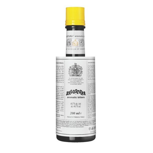 Ciemna butelka Angostura Aromatic Bitters o pojemności 200 ml z żółtą zakrętką. Na białej etykiecie widnieje nazwa "ANGOSTURA aromatic bitters", herb oraz informacja "Z nominacji Jej Królewskiej Mości Królowej Elżbiety II". Zawiera 44.7% alkoholu.