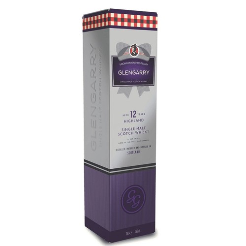 Opakowanie whisky Glengarry Single Malt Scotch, leżakowanej 12 lat, 700ml. Szare pudełko z fioletowymi i czerwonymi akcentami.