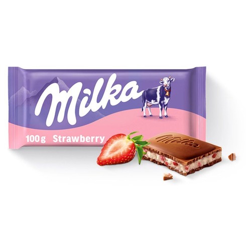 Czekolada Milka Strawberry 100g w fioletowym opakowaniu z różowym tłem i wizerunkiem krowy. Przed opakowaniem leży przekrojona truskawka oraz otwarty kawałek czekolady, ukazujący biało-różowe nadzienie z widocznymi kawałkami truskawek.