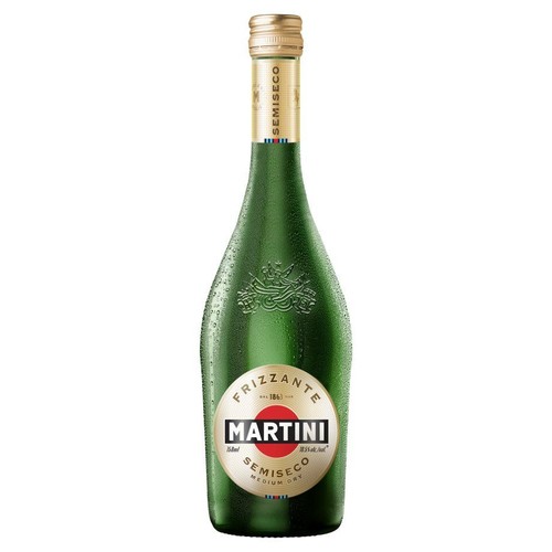 Zielona butelka Martini Frizzante Semiseco Medium Dry, musującego wina półwytrawnego, o pojemności 750 ml i zawartości alkoholu 11.5%. Butelka pokryta jest kroplami kondensacji, ma złotą zakrętkę i okrągłą etykietę z nazwą marki.