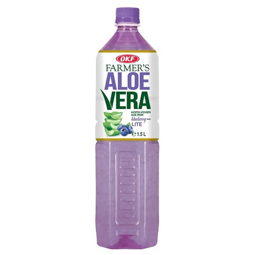 Butelka napoju aloesowego OKF Farmer's Aloe Vera Blueberry Lite o pojemności 1.5 litra. Na etykiecie widoczne są grafiki liści aloesu i świeżych borówek.
