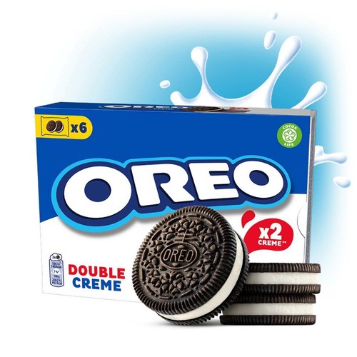 Pudełko Oreo Double Creme z 6 opakowaniami. Widoczne ciasteczka z czarnymi herbatnikami i białym kremem na tle mleka.