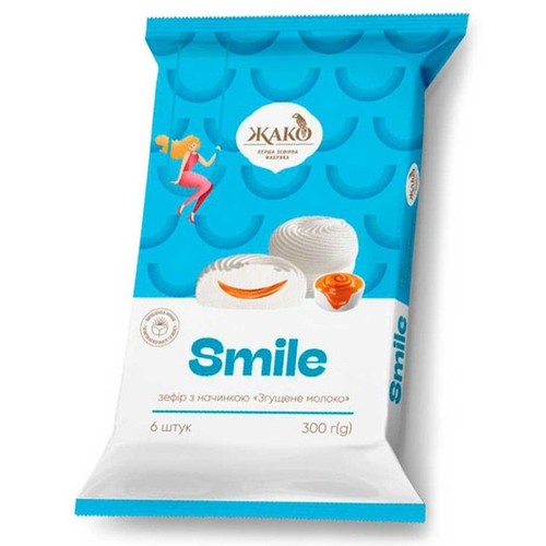 Opakowanie zefirów Zhako Smile w kolorach niebieskim i białym. Na froncie widnieje logo Zhako oraz grafika przedstawiająca kobietę na huśtawce. Poniżej ilustracje zefirów z nadzieniem mleka skondensowanego. Produkt zawiera 6 sztuk i waży 300 gramów.