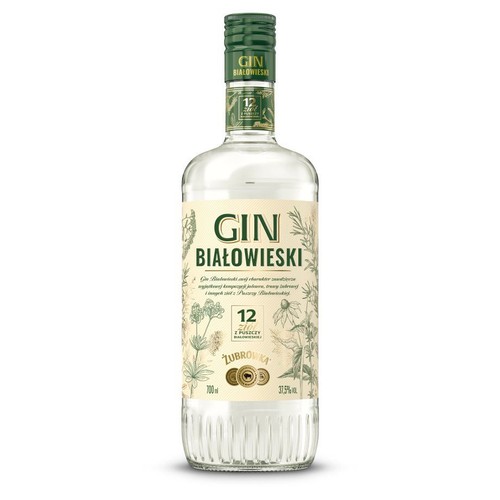 Produkt: Gin Białowieski w przezroczystej butelce o pojemności 700 ml i mocy 37.5% alkoholu. Butelka ma zieloną zakrętkę. Etykieta w naturalnych barwach z ilustracjami roślinnymi, podkreślająca pochodzenie "12 ziół z Puszczy Białowieskiej".