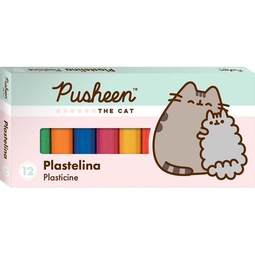 Kartonowe pudełko z zestawem 12 kolorów plasteliny Pusheen The Cat. Przez okienko widać wałki w kolorach zielonym, pomarańczowym, niebieskim, różowym i żółtym. Na opakowaniu grafika przedstawiająca dużego kota Pusheen i małego, puszystego kota.