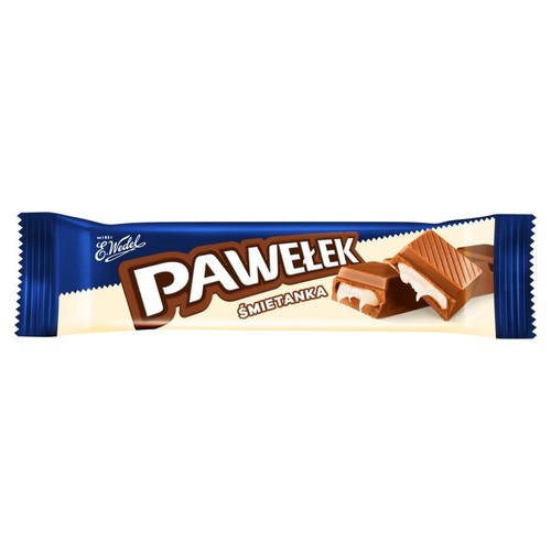 Baton czekoladowy E.Wedel Pawełek Śmietanka w niebiesko-białym opakowaniu. Na opakowaniu widoczna nazwa produktu oraz grafika przedstawiająca przekrojone kawałki czekolady mlecznej z białym, kremowym nadzieniem śmietankowym.