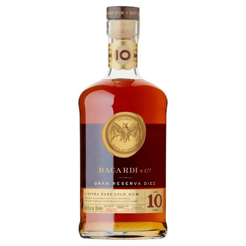 Butelka rumu Bacardi Gran Reserva Diez Extra Rare Gold, leżakowanego przez 10 lat. Na etykiecie widnieje złoty medalion z logo nietoperza i napisem "Znak towarowy". Butelka ma korek z numerem 10.