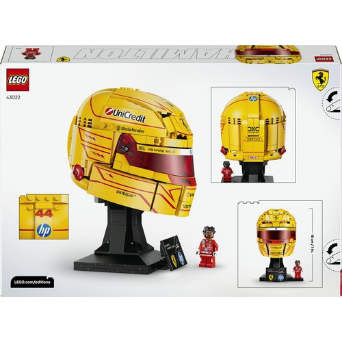 Zestaw LEGO 43022 przedstawiający żółty kask wyścigowy F1 z czerwonym wizjerem i detalami. Na kasku widoczne logo sponsorów, w tym UniCredit i HP. Obok kasku znajduje się mała figurka LEGO kierowcy oraz czarna tabliczka z napisem "Lewis Hamilton".