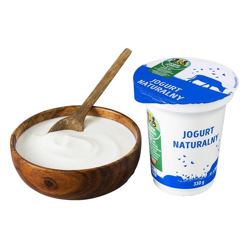 Kubek naturalnego jogurtu 330g z niebieską pokrywką i miska z jogurtem oraz drewnianą łyżką.