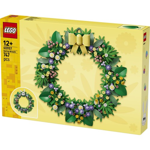 Żółte pudełko zestawu LEGO 40957 Wieniec Wiosenny, przeznaczonego dla osób 12+. Na froncie duży, okrągły wieniec z zielonych liści, fioletowych, żółtych, różowych i białych kwiatów, ozdobiony żółtą kokardą. Zestaw zawiera 747 elementów.