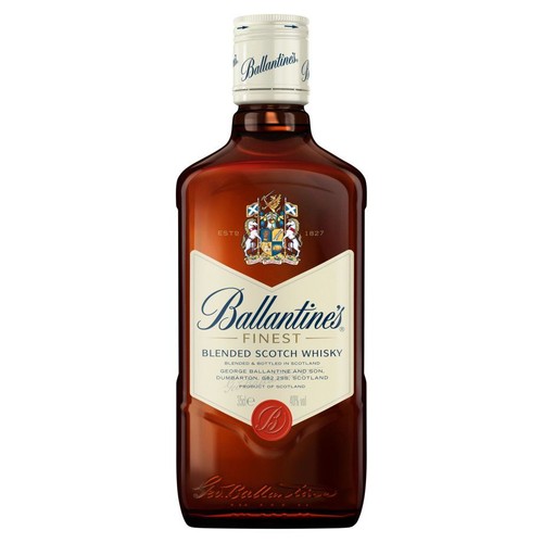 Butelka Ballantine's Finest Blended Scotch Whisky, 700 ml, 40% obj. Ciemna, prostokątna butelka z białą etykietą i herbem.