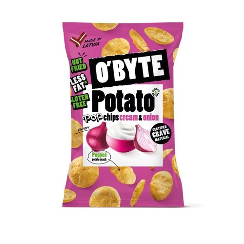 O'BYTE Potato Popchips, chrupki ziemniaczane o smaku śmietankowo-cebulowym w różowej paczce. Na opakowaniu widoczne są całe chrupki oraz ilustracje cebuli i śmietany. Produkt jest niesmażony, bezglutenowy i zawiera mniej tłuszczu.