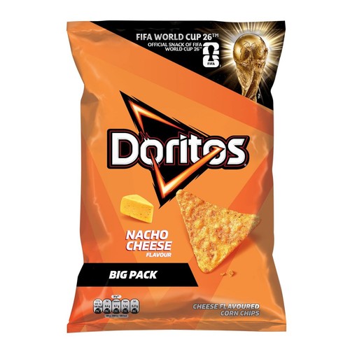 Duża paczka kukurydzianych chipsów Doritos o smaku serowym. Na opakowaniu logo FIFA World Cup 26 i złoty puchar.