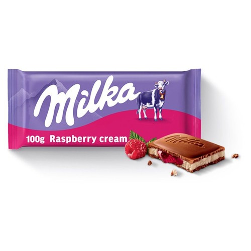 Produkt Milka: czekolada 100g z kremem malinowym w fioletowym opakowaniu. Na opakowaniu widnieje logo Milka i rysunek krowy. Obok opakowania leży świeża malina oraz przekrojony batonik z białym kremem i czerwonym nadzieniem.