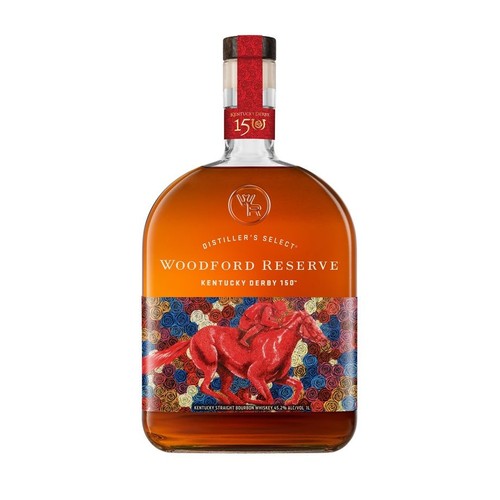 Bursztynowy bourbon Woodford Reserve Distiller's Select, edycja Kentucky Derby 150, w szklanej butelce 1 litr. Etykieta przedstawia dynamiczną grafikę czerwonego konia z dżokejem na tle wielobarwnych, stylizowanych róż.