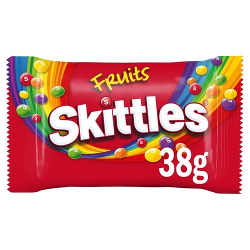 Produkt Skittles Owoce, 38 gramów. Opakowanie w kolorze czerwonym z ząbkowanymi brzegami. Centralnie umieszczone logo Skittles, a wokół niego grafika przedstawiająca kolorowe cukierki.