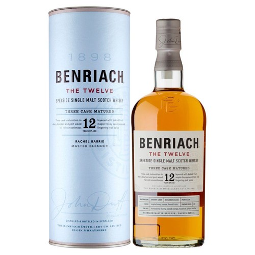 Butelka 12-letniej whisky Benriach The Twelve Speyside Single Malt, dojrzewającej w trzech beczkach, z etykietą w kolorze kremowym. Obok stoi dopasowane, jasnoniebieskie opakowanie tubowe z nazwą produktu i informacją o destylacji w Szkocji.