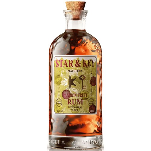 Rum Star & Key o smaku marakui w szklanej butelce z korkiem. Pojemność 700 ml, 40% alkoholu.