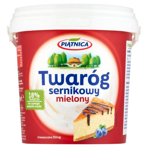 Opakowanie twarogu sernikowego mielonego Piątnica. Czerwona etykieta z napisem "18% tłuszczu" i obrazkiem sernika.
