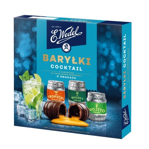Pudełko czekoladek E. Wedel Baryłki Cocktail z alkoholowym nadzieniem. Na opakowaniu widoczne trzy małe, foliowe baryłki oraz dwie rozłamane czekoladki, z których wypływa płynne nadzienie. Obok szklanka z koktajlem i kostki lodu.
