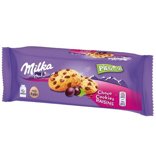 Milka Pieguski Choco Cookies Raisins w fioletowym opakowaniu. Na grafice ciastka z kawałkami czekolady i rodzynkami.