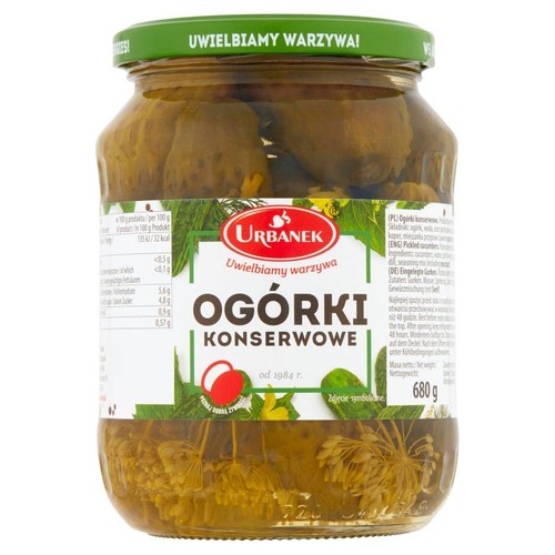 Produkt Urbanek: ogórki konserwowe w słoiku o pojemności 680 gramów. Zielona etykieta z logo Urbanek i informacją "od 1984 r.". W słoiku widać całe ogórki i koper. Na górze słoika zielona nakrętka z napisem "Uwielbiamy warzywa".