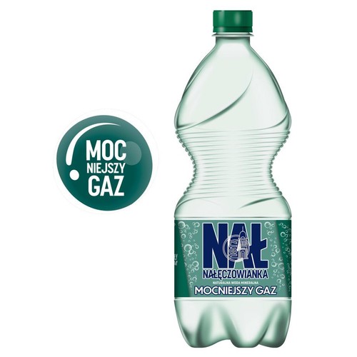 Butelka naturalnej wody mineralnej Nałęczowianka z mocniejszym gazem. Ma charakterystyczny, karbowany kształt i zieloną zakrętkę. Na ciemnozielonej etykiecie widnieje logo marki i informacja o mocniejszym nasyceniu dwutlenkiem węgla. Na zdjęciu znajduje się logo "mocniejszy gaz".