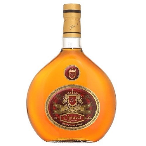 Brandy Chauvet Special XO w eleganckiej, szerokiej butelce z płaskimi bokami. Na głównej etykiecie, utrzymanej w barwach czerwieni i złota, widnieje napis "XO Brandy Chauvet Special", symbol korony oraz informacja o 700 ml i 40% alkoholu.