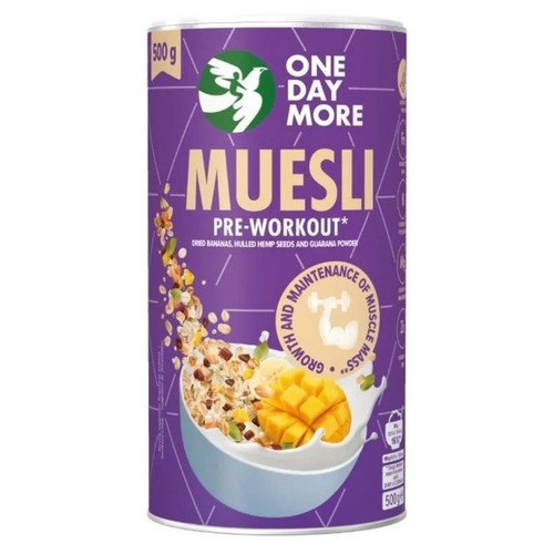 Fioletowe opakowanie OneDayMore Muesli Pre-Workout 500g. Na etykiecie grafika muesli z bananami i mango w misce.