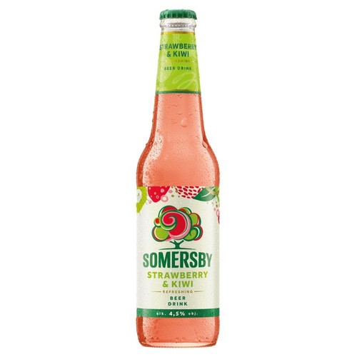 Butelka napoju piwnego Somersby Strawberry & Kiwi 4,5% obj. z zieloną zakrętką. Na białej etykiecie widnieje logo Somersby oraz grafiki truskawek i kiwi. Butelka jest pokryta drobnymi kroplami wody.