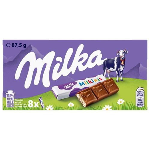 Fioletowe opakowanie Milka Milkinis 87.5g, zawierające 8 batoników czekolady mlecznej z alpejskiego mleka. Na pudełku grafika krowy, alpejskiego krajobrazu i kwiatów. Jeden batonik jest rozpakowany, a drugi złamany, ukazując wnętrze.