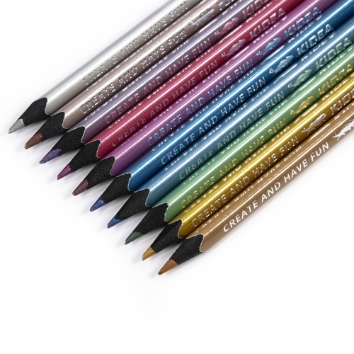 Zestaw 10 metalicznych kredek Kidea w różnych kolorach, ułożonych ukośnie. Na każdej kredce napis "CREATE AND HAVE FUN".