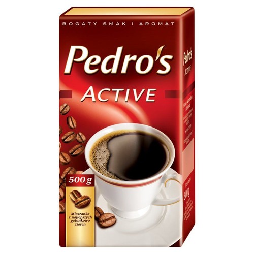 Kawa Pedro's ACTIVE w czerwonym kartonie 500 g. Widoczna filiżanka z kawą i rozsypane ziarna.