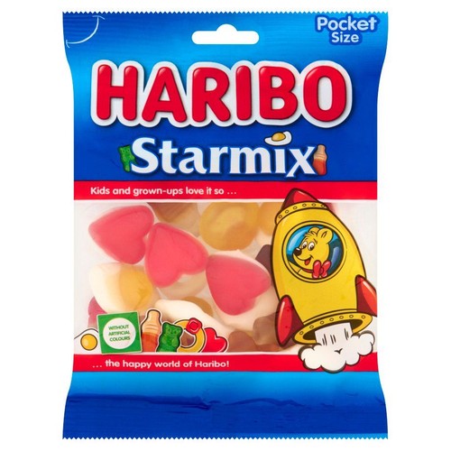 Niebieska torebka żelków Haribo Starmix, rozmiar kieszonkowy. Przezroczyste okienko ukazuje różnorodne żelki: czerwone serca, żółte pierścienie, butelki, misie i jajka sadzone. Produkt bez sztucznych barwników.