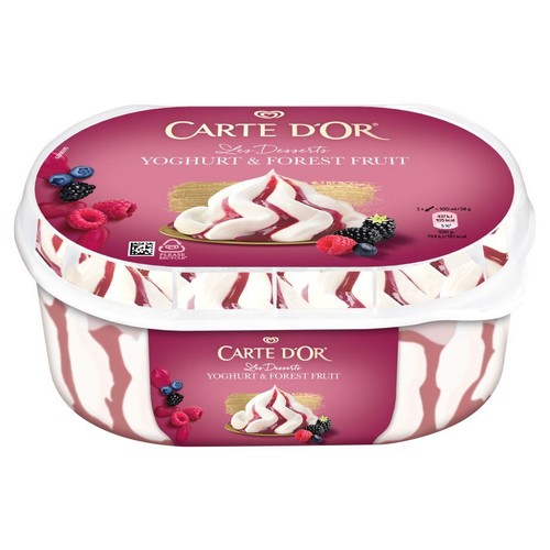 Lody Carte D'Or Desery Jogurt i Owoce Leśne w białym opakowaniu z różową etykietą. Na etykiecie lody z sosem i owocami.