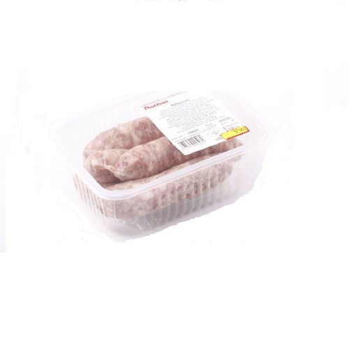 Produkt spożywczy: surowe kiełbaski w szczelnym, przezroczystym opakowaniu. W środku znajduje się kilka kiełbasek o nieregularnym kształcie i jasnej barwie. Na etykiecie widnieje nazwa producenta Auchan.