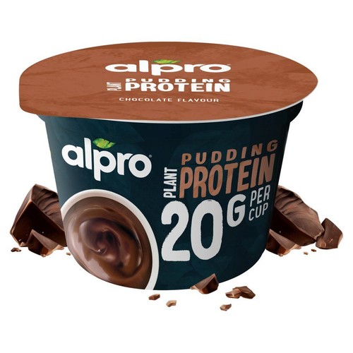 Alpro roślinny pudding białkowy o smaku czekoladowym. Opakowanie z grafiką puddingu i kawałków czekolady. Zawiera 20g białka na kubek.