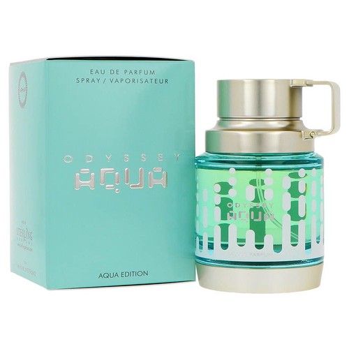 Zestaw perfum Odyssey Aqua Aqua Edition. Składa się z turkusowego kartonowego pudełka i szklanej butelki. Na pudełku widnieje nazwa "Odyssey Aqua" i "Aqua Edition". Butelka ma złoty korek z uchwytem i białe, abstrakcyjne zdobienia.
