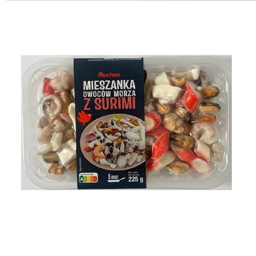 Przezroczyste opakowanie z mieszanką owoców morza i surimi marki Auchan, 225g. Widoczne małże, krewetki i paluszki krabowe.