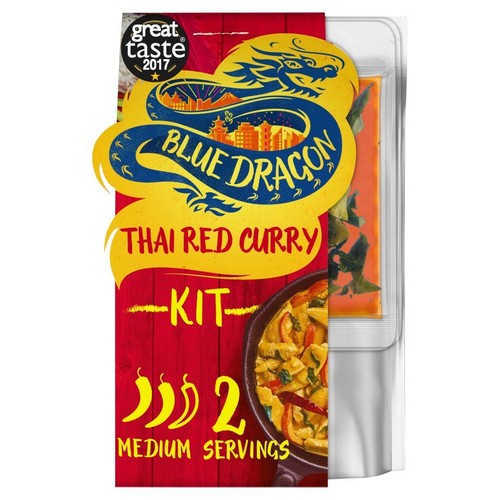 Blue Dragon Thai Red Curry Kit, zestaw do gotowania. Czerwone opakowanie z grafiką curry i smoka. 2 średnie porcje.