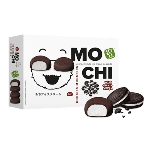 Białe opakowanie Mochi Cookies Monsters Soti Natural. Zawiera 6 deserów lodowych w stylu mochi z ciastkami. Widoczne mochi i ciastka.