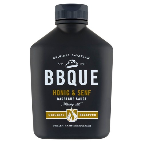Sos BBQUE Honig & Senf w czarnej butelce z ciemną zakrętką. Na etykiecie widnieje napis "Original Bavarian Est. 2011" oraz "Pikantno-słodki". Idealny do grillowania, marynowania i glazurowania.