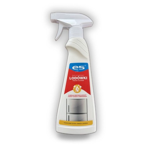 Produkt e5 Płyn Czyszczący Lodówki w białej butelce ze spryskiwaczem. Etykieta w kolorach niebieskim, czerwonym i żółtym. Informuje o eliminacji brzydkich zapachów, usuwaniu tłuszczu i zabrudzeń dla higienicznie czystej lodówki.