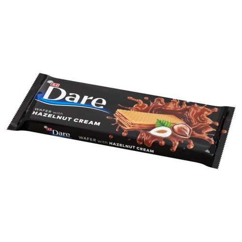 ETI Dare Wafer z kremem orzechowym w czarnym opakowaniu. Na opakowaniu grafika wafla i orzechów laskowych.